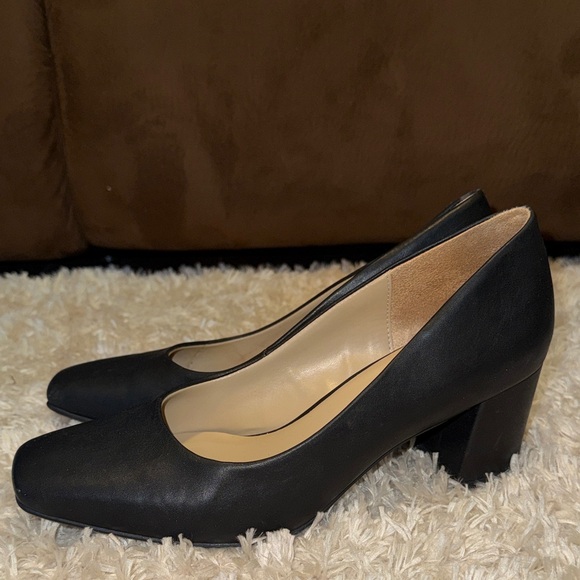 Naturalizer Black Women's Pumps - Picture 2 of 3